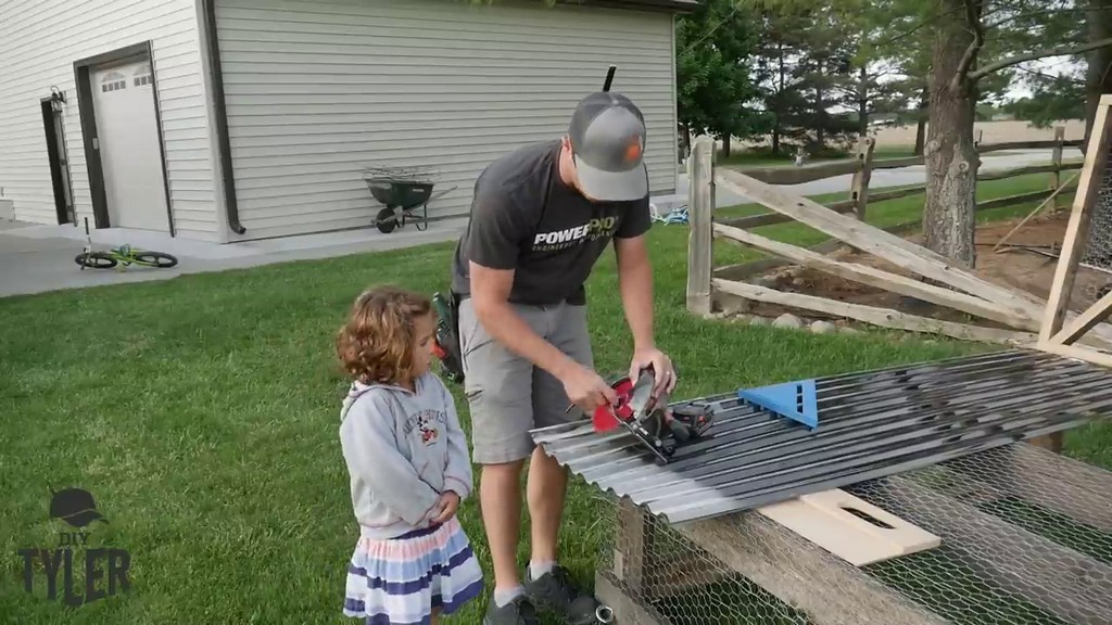 reversing blade direction on circular saw