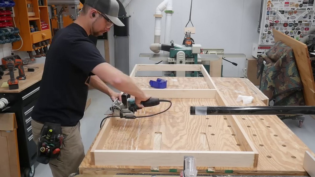 using biscuit joiner tool to cut groove into apron frame