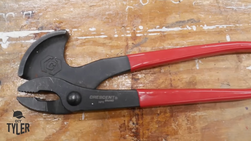 Crescent nail-pulling pliers
